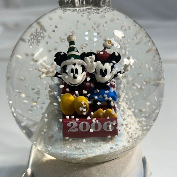 Disney Authentic Minnie and Mickey snow globe - Picture 1 of 8